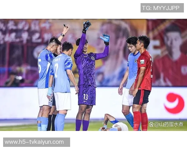 马内因背后犯规被VAR判罚黄牌引发争议球迷热议裁判判决合理性